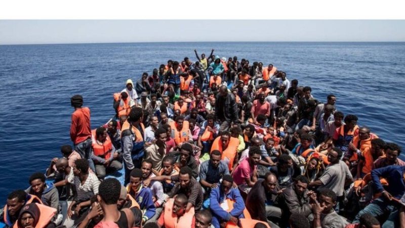 رحلة “قوارب الموت” تنتهي في اليونان.. الكشف عن تورط مصري في تهريب 31 مهاجرا انطلقوا من ليبيا