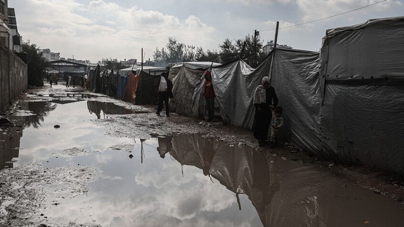 “الأونروا”: انهيار 17 مبنى وتضرر أكثر من 42 ألف خيمة في غزة جراء المنخفض الجوي