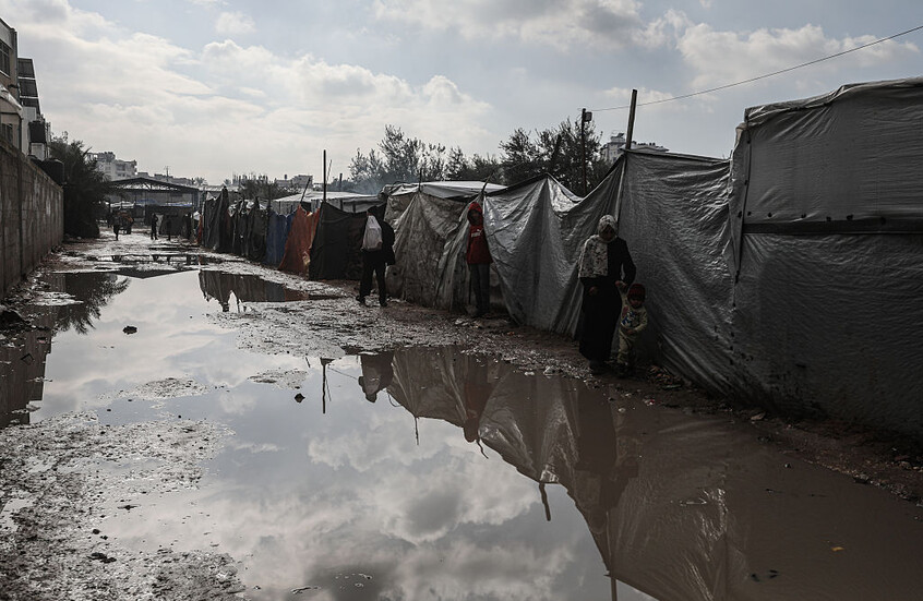 “الأونروا”: انهيار 17 مبنى وتضرر أكثر من 42 ألف خيمة في غزة جراء المنخفض الجوي