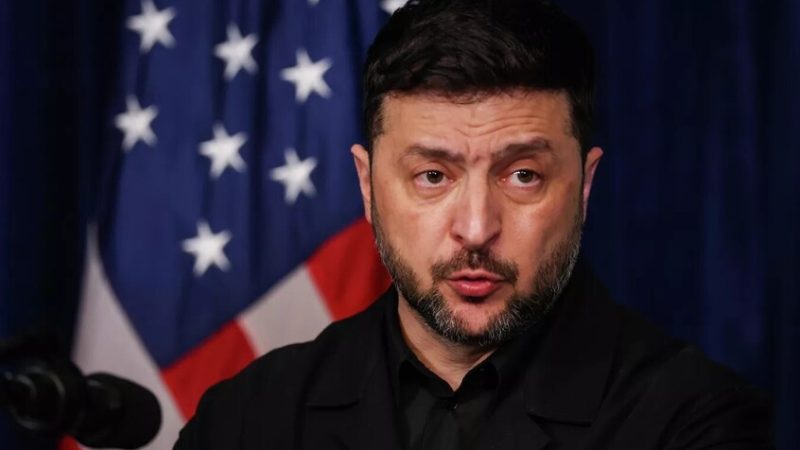 زيلينسكي يشترط الضمانات الأمنية من أجل إنهاء التعبئة وإلغاء الأحكام العرفية