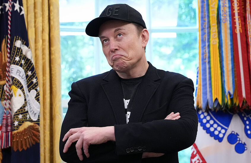 ماسك يتراجع عن تأسيس حزب سياسي تحت ضغط فانس