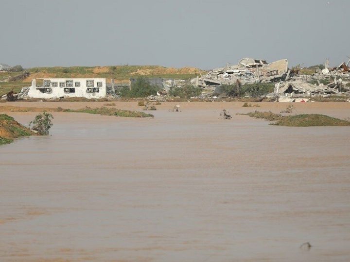القوات الإسرائيلية تفتح مجرى وادي غزة وتغرق خيام النازحين بشكل متعمد (فيديو + صور)
