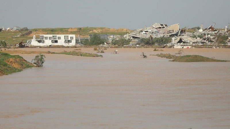 القوات الإسرائيلية تفتح مجرى وادي غزة وتغرق خيام النازحين بشكل متعمد (فيديو + صور)