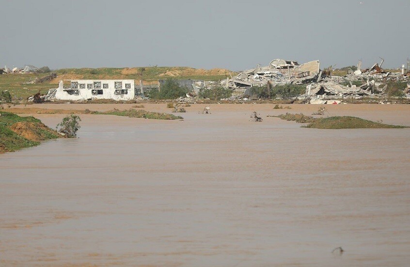القوات الإسرائيلية تفتح مجرى وادي غزة وتغرق خيام النازحين بشكل متعمد (فيديو + صور)