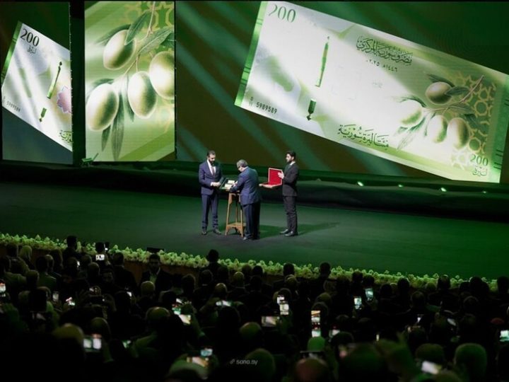 سوريا.. الشرع يعلق على انقطاع الكهرباء أثناء مشاركته في الكشف عن العملة الجديدة (فيديو)