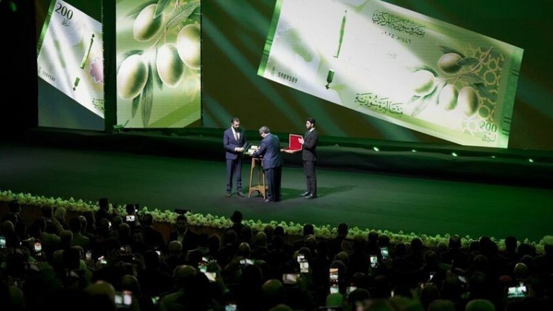 سوريا.. الشرع يعلق على انقطاع الكهرباء أثناء مشاركته في الكشف عن العملة الجديدة (فيديو)