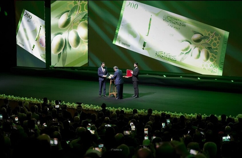 سوريا.. الشرع يعلق على انقطاع الكهرباء أثناء مشاركته في الكشف عن العملة الجديدة (فيديو)