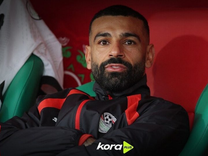 بعد استبعاده من المباراة.. تصرف محمد صلاح مع حاملي الكرات (فيديو)