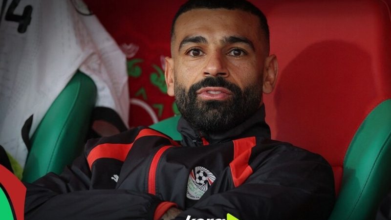 بعد استبعاده من المباراة.. تصرف محمد صلاح مع حاملي الكرات (فيديو)