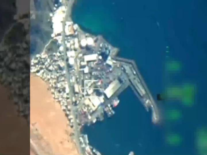 شاهد.. التحالف العربي ينشر فيديو يوثق وصول سفينتين محملتين بالأسلحة من الإمارات إلى ميناء المكلا