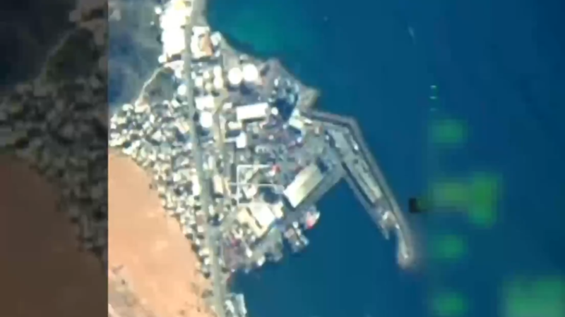 شاهد.. التحالف العربي ينشر فيديو يوثق وصول سفينتين محملتين بالأسلحة من الإمارات إلى ميناء المكلا