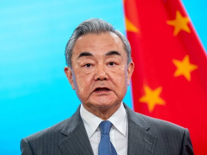 وانغ يي يتحدث عن علاقات الصين “المتنامية” مع روسيا و”المتقلبة” مع الولايات المتحدة في 2025