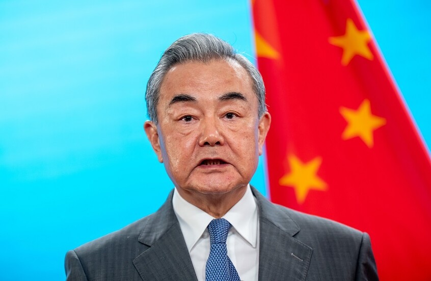 وانغ يي يتحدث عن علاقات الصين “المتنامية” مع روسيا و”المتقلبة” مع الولايات المتحدة في 2025