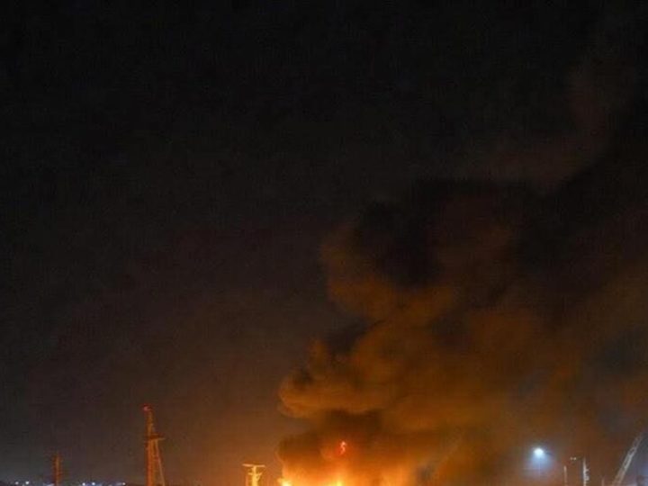 مشاهد لاحتراق العتاد والأسلحة في ميناء المكلا