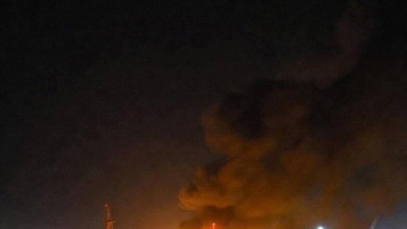 مشاهد لاحتراق العتاد والأسلحة في ميناء المكلا