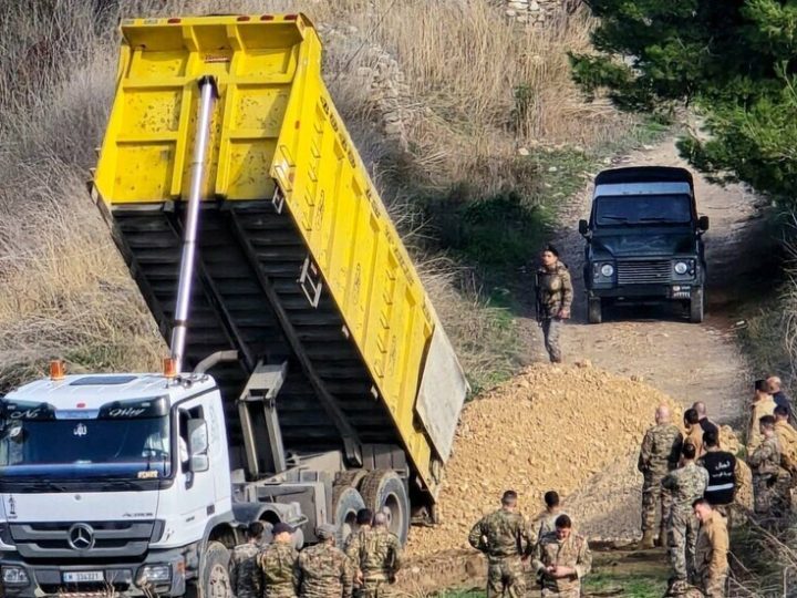 الجيش اللبناني يتسلم دفعة من سلاح حركة فتح في مخيم عين الحلوة