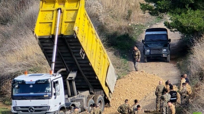 الجيش اللبناني يتسلم دفعة من سلاح حركة فتح في مخيم عين الحلوة