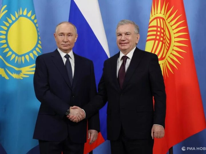 بوتين يجري مكالمة هاتفية مع  نظيره الأوزبكي ميرضائيف