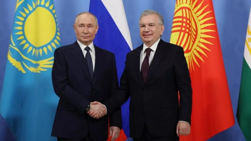 بوتين يجري مكالمة هاتفية مع  نظيره الأوزبكي ميرضائيف