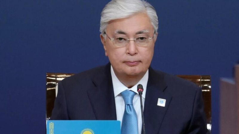 رئيس كازاخستان يوقع قانونا يحظر الدعاية للمثلية LGBT