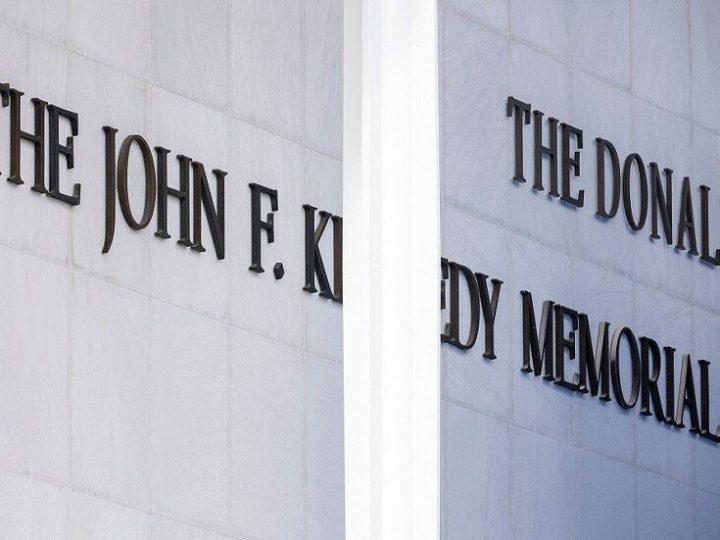 مزيد من الموسيقيين يلغون عروضهم في مركز كينيدي للفنون بعد إطلاق اسم ترامب على المبنى