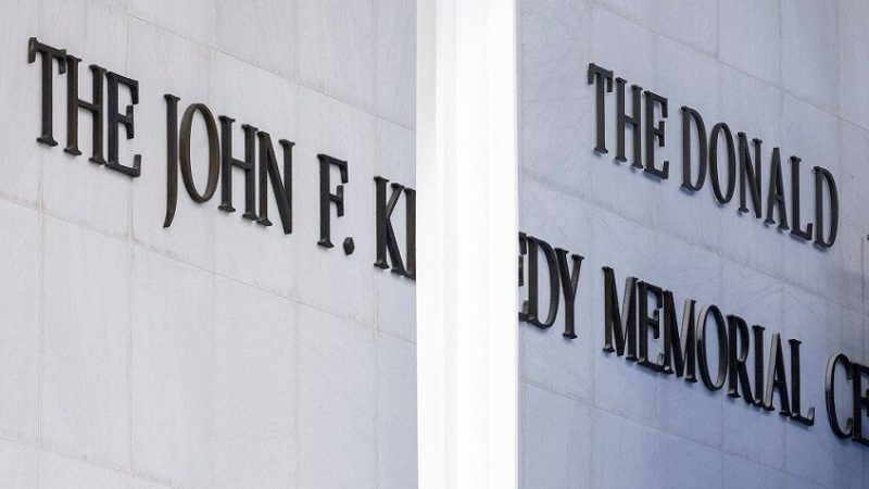 مزيد من الموسيقيين يلغون عروضهم في مركز كينيدي للفنون بعد إطلاق اسم ترامب على المبنى