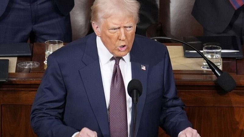 دراسة: أكثر من نصف الأمريكيين غير راضين عن أداء ترامب بعد عامه الأول