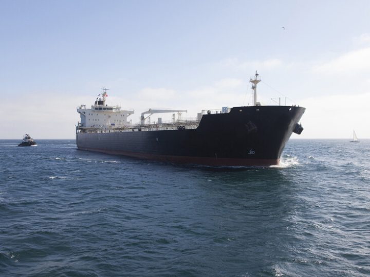 ناقلة ترفع العلم الروسي للهرب.. اختبار القوة والقانون والسياسية في مطاردة ناقلة “بيلا 1”