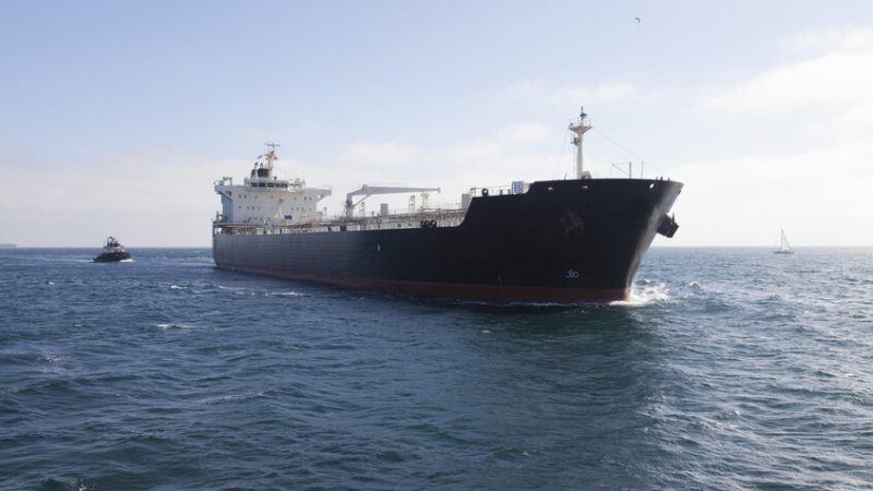 ناقلة ترفع العلم الروسي للهرب.. اختبار القوة والقانون والسياسية في مطاردة ناقلة “بيلا 1”