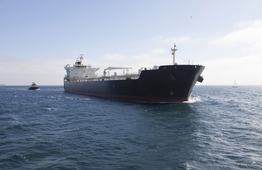 ناقلة ترفع العلم الروسي للهرب.. اختبار القوة والقانون والسياسية في مطاردة ناقلة “بيلا 1”