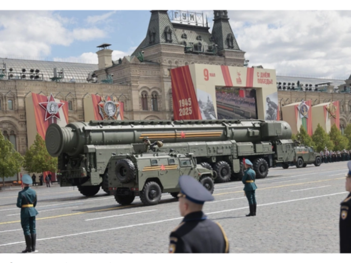 “نيويورك تايمز”: ترامب يصف روسيا بـ”التي لا تقهر” بعد مشاهدة عرض النصر في موسكو مايو الماضي