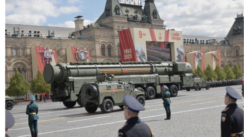 “نيويورك تايمز”: ترامب يصف روسيا بـ”التي لا تقهر” بعد مشاهدة عرض النصر في موسكو مايو الماضي