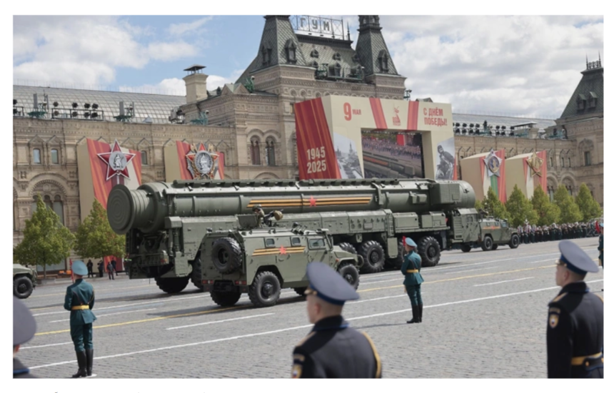 “نيويورك تايمز”: ترامب يصف روسيا بـ”التي لا تقهر” بعد مشاهدة عرض النصر في موسكو مايو الماضي