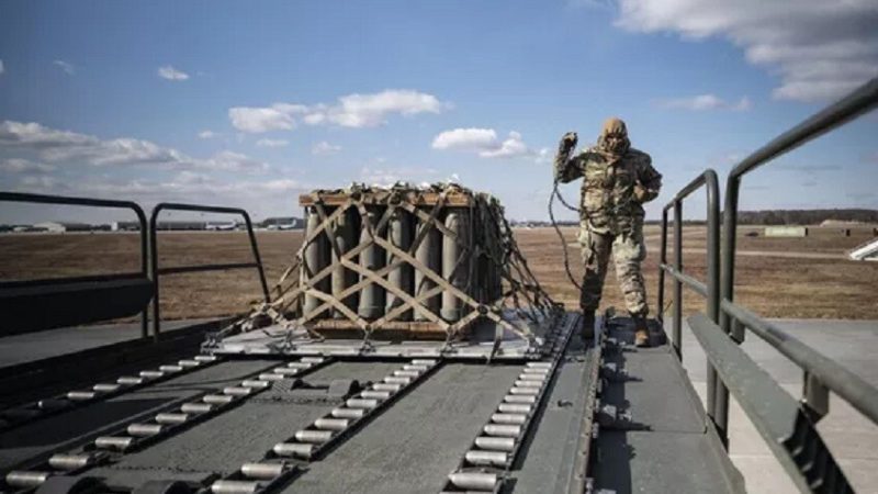 إعلام: وزير الحرب الأمريكي فرض “حظرا خفيا” على إمدادات الذخائر لأوكرانيا