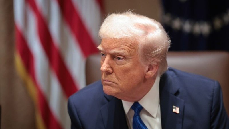 نيويورك تايمز: ترامب يصف كيث كيلوغ بأنه “أحمق” لإشادته بزيلينسكي