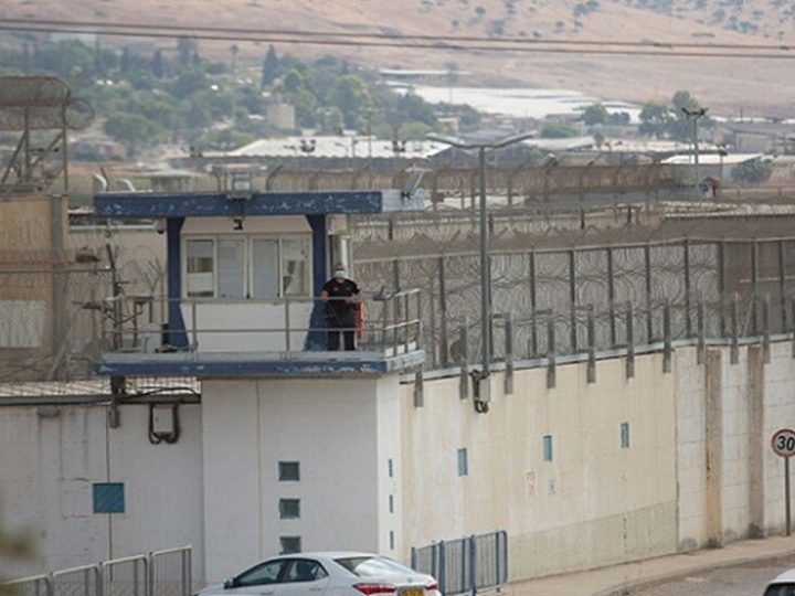 تقارير إسرائيلية: أسرى فلسطينيون حرموا من مياه الشرب في السجون كـ”عقاب جماعي” خلال الحرب
