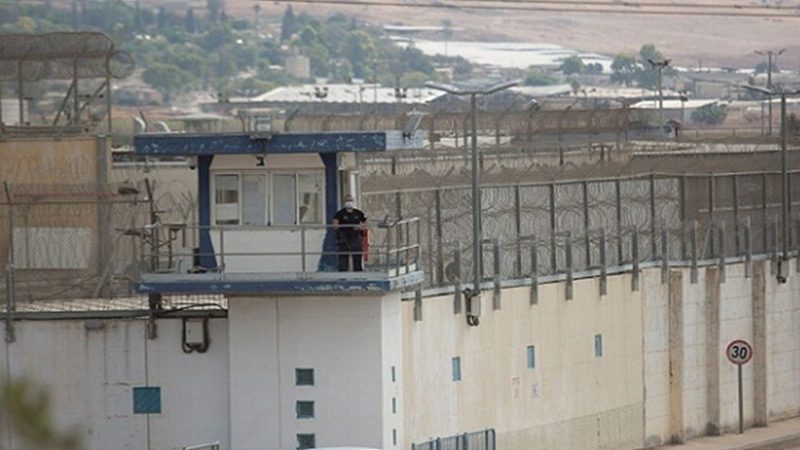 تقارير إسرائيلية: أسرى فلسطينيون حرموا من مياه الشرب في السجون كـ”عقاب جماعي” خلال الحرب