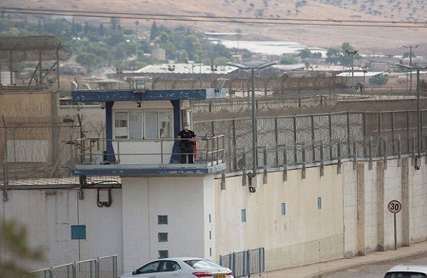 تقارير إسرائيلية: أسرى فلسطينيون حرموا من مياه الشرب في السجون كـ”عقاب جماعي” خلال الحرب