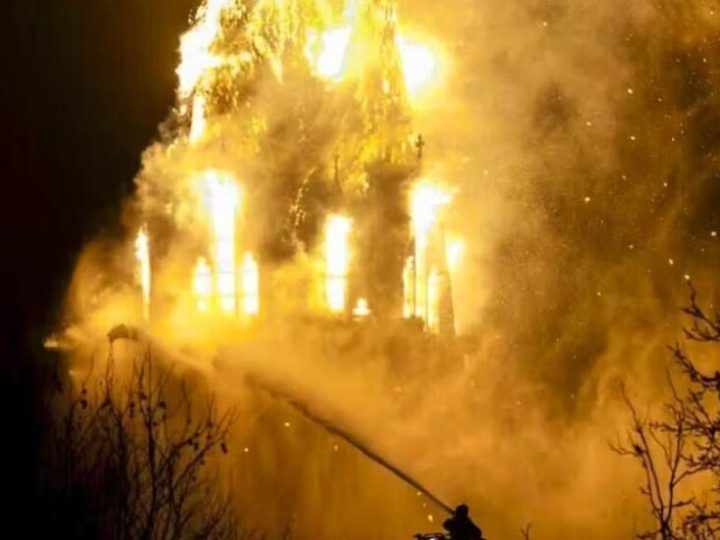 حريق يدمر كنيسة عمرها 150 عاما في أمستردام (فيديو)