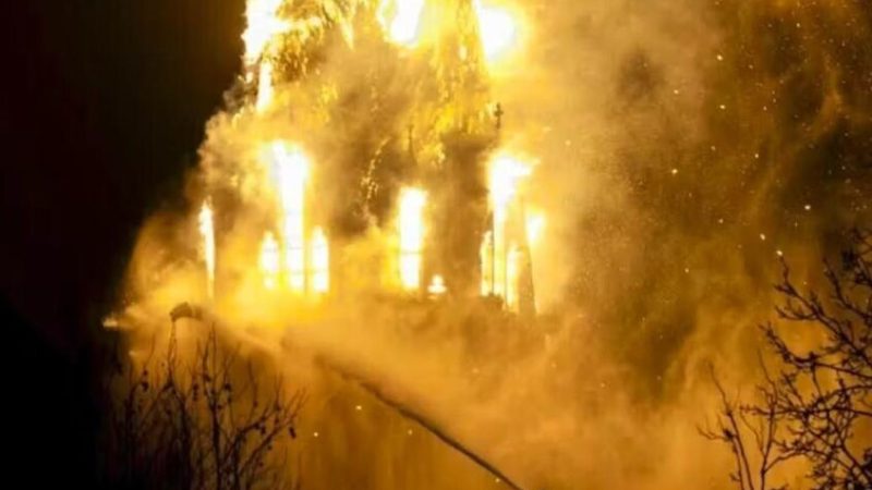 حريق يدمر كنيسة عمرها 150 عاما في أمستردام (فيديو)