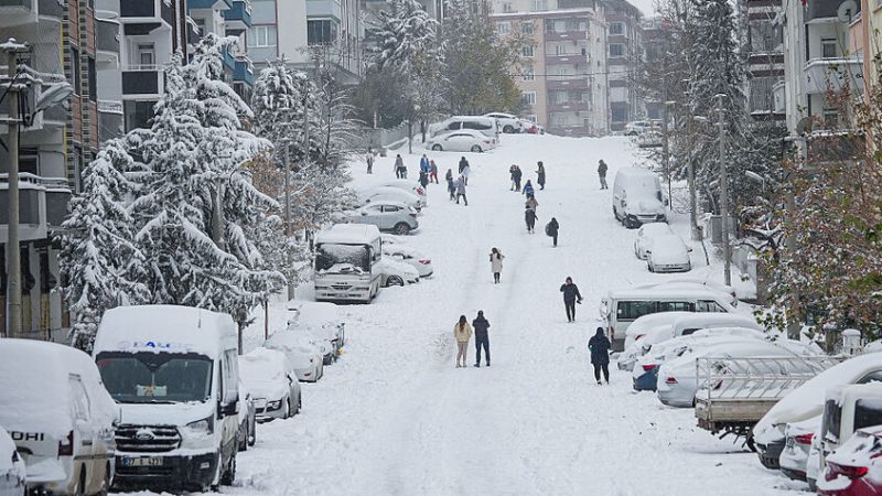تركيا.. تساقط كثيف للثلوج وارتفاعها يصل إلى 1.5 متر (صور + فيديو)