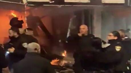 إصابة 15 شخصا بانفجار في متجر للخمور في مدينة الناصرة بإسرائيل (فيديو)