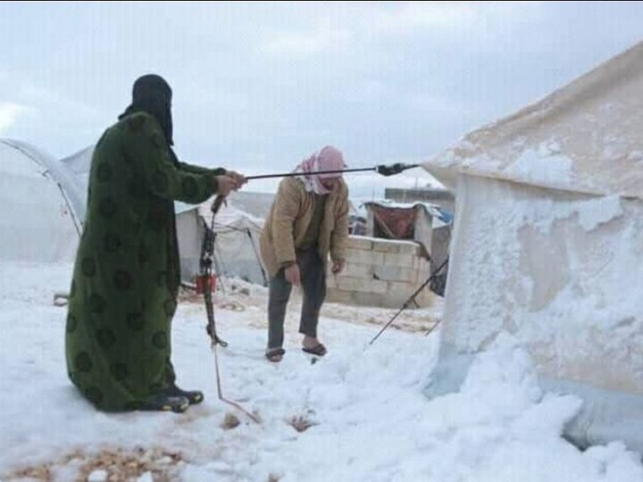 العاصفة الثلجية تُفاقم معاناة النازحين في مخيمات إدلب وحلب (صور)