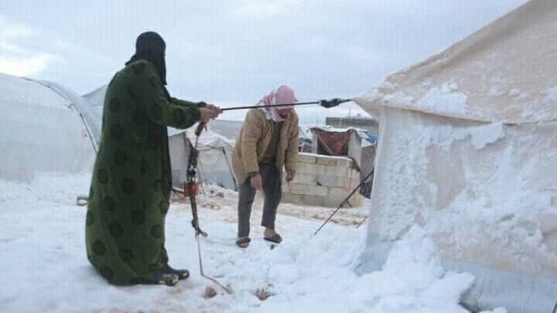 العاصفة الثلجية تُفاقم معاناة النازحين في مخيمات إدلب وحلب (صور)