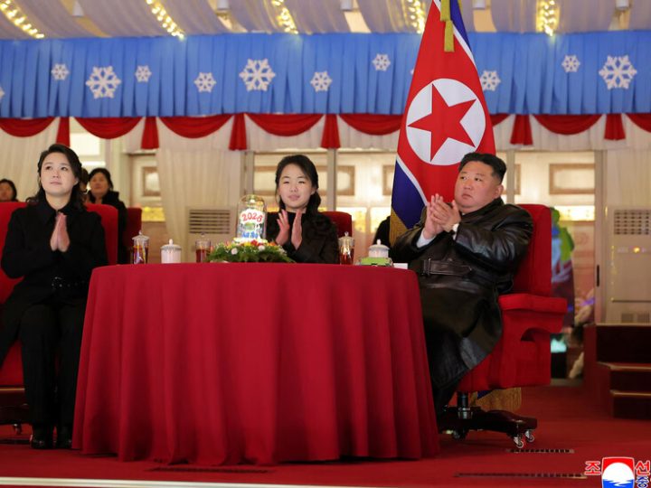 كيم يستقبل العام الجديد برفقة ابنته وزوجته (فيديو + صور)