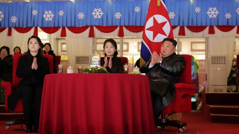 كيم يستقبل العام الجديد برفقة ابنته وزوجته (فيديو + صور)