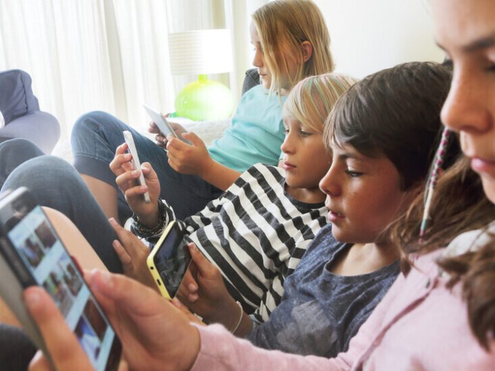 فرنسا بصدد حظر استخدام الأطفال وسائل التواصل الاجتماعي