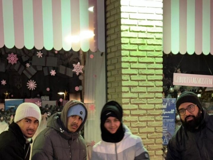 ردا على الجدل الذي أثاره ميرتس.. مسلمون ينظفون شوارع ألمانيا بعد ليلة رأس السنة (صور+ فيديو)