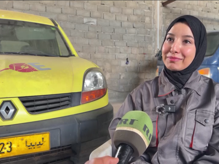 من ورشة الأب إلى ريادة الابتكار: قصة الليبية روان أبو عائشة مع محركات السيارات (فيديو)