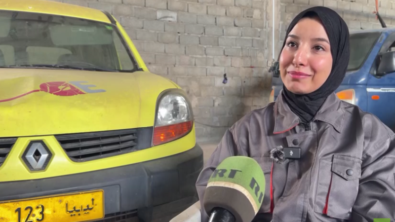 من ورشة الأب إلى ريادة الابتكار: قصة الليبية روان أبو عائشة مع محركات السيارات (فيديو)